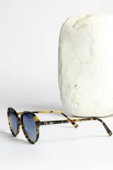 Lentes de sol redondos con montura carey y lentes degradados azules.