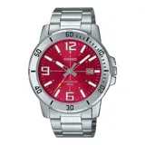 Reloj análogo Casio con caja y pulsera de acero inoxidable plateado. Presenta una esfera redonda color rojo vibrante con marcadores de hora grandes y luminosos, números arábigos en 12, 9, 6 y 3, y ventana de fecha a las 3. El bisel plateado tiene marcadores de minutos. Posee tres manecillas plateadas y una manecilla de segundos con punta amarilla.