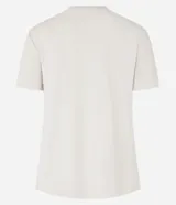 Remera deportiva color crema con estampa circular en el frente con texto 'Sports and Outdoors' y diseño de raqueta de tenis.