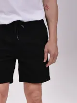 Bermuda color beige con cintura elastizada y cordón ajustable.