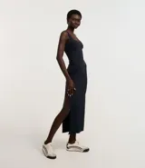 Vestido midi de bretel ancho, confeccionado en poliamida con escote cuadrado en la espalda.