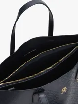 Cartera satchel Tommy Hilfiger color azul marino con monograma TH en relieve. Tiene doble asa de mano, correa bandolera extraíble y monedero extraíble con cremallera.