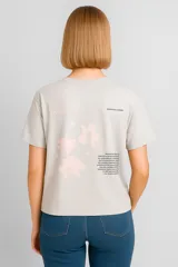 Remera azul de manga corta, corte holgado y cuello redondo.