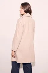 Abrigo de lana color beige melange, con cierre de botones y diseño amplio.