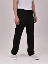 Pantalón negro de corte recto con cintura elástica ajustable con cordón.