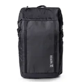 Mochila negra de 25 litros, fabricada con ripstop resistente al agua y panel frontal impermeable. Cuenta con sistema de cierre Slide-Lock para acoplar módulos, apertura principal en forma de U, bolsillo superior externo, compartimento acolchado para laptop, correas de hombro contorneadas y acolchadas, correa de esternón ajustable, correa de cintura plegable, bolsillo oculto para pasaporte y AirTag, y bolsillos laterales de malla. Incluye el logo de la marca Roark en blanco.
