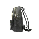 Mochila negra con monograma de la marca MCM estampado en toda la superficie y tachuelas metálicas doradas y plateadas. Cuenta con cierre bidireccional, asa superior reforzada, correas ajustables, dos compartimentos interiores, bolsillos laterales y placa metálica con el logo de la marca en el frente.