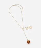 Conjunto de collar dorado con colgante de esfera marrón y aros dorados con forma orgánica.