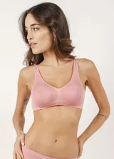 Soutien blanco de microfibra sin costuras, tipo top, sin aro ni copa, con breteles anchos.