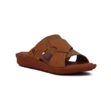 Sandalia de mujer color caramelo con taco corrido y capellada de tiras de cuero trenzadas y con flecos.