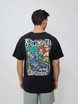 Remera negra de algodón con estampado blanco en el frente y la espalda con el logo de la marca Rusty.