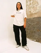 Championes Coolway Mile de estilo retro, color plateado con detalles en beige y suela marrón.