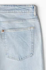 Pantalón de jean celeste de corte recto, con cintura estándar y cinco bolsillos.