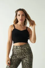 Top tejido color marrón con escote corazón y espalda recta.