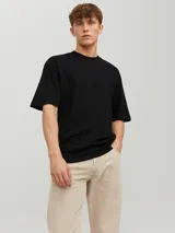 Camiseta negra de manga corta con cuello redondo y corte holgado.