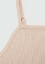 Top de punto fino color beige, con tirantes finos, escote cuadrado y diseño entallado.