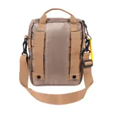 Bolso bandolera unisex color azul marino, con logo de Caterpillar en el frente y múltiples correas horizontales. Tiene correa de hombro ajustable y desmontable, bolsillo acolchado para tablet y bolsillo frontal con solapa y cierre de velcro.