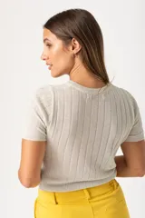 Remera color beige de tejido de punto acanalado, con cuello redondo y mangas cortas.