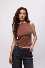 Musculosa blanca de lycra y algodón, con cuello y sisas ribeteadas en marrón y logo bordado en el frente.