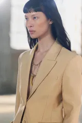 Blazer amplio color dorado confeccionado en hilatura con viscosa. Cuello solapa de muescas y manga larga. Bolsillos con solapa en delantero y de vivo en pecho. Forro interior. Cierre frontal con botones.