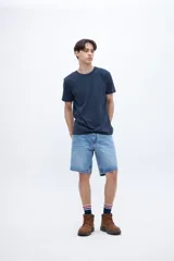 Remera básica de manga corta, color lila, con cuello redondo y corte recto.