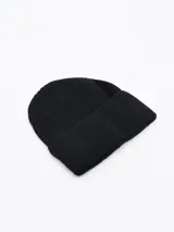 Gorro de lana negro con doblez en el borde.