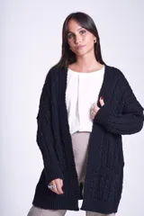 Saco tejido color crema con diseño de ochos y bolsillos frontales.