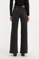 Pantalón de jean negro de tiro alto, corte acampanado y bajo desflecado.