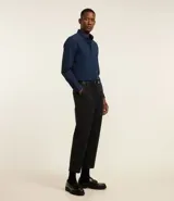 Camisa de vestir azul marino para hombre, corte regular, confeccionada en tejido Oxford de algodón. Tiene cuello inglés, mangas largas y cierre frontal abotonado.