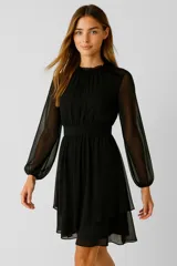 Vestido corto negro de poliéster con cuello polera, mangas abullonadas y falda con volados.