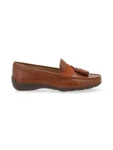 Mocasín de cuero marrón con textura reptil, detalle de borlas y suela ergonómica.