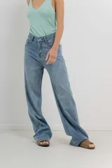 Pantalón de jean azul de tiro alto y corte wide leg, con detalle de parche animal print en la parte trasera.