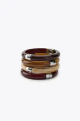 Pack de cuatro pulseras rígidas de resina en tonos marrón, beige y borgoña, con cierre magnético plateado.