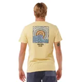 Remera amarilla de manga corta con estampado en el pecho del logo de Rip Curl con un sol y olas. Corte clásico.
