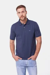 Remera polo color bordó de piqué liso, con cuello en rib y botones personalizados.