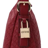 Bolso de hombro tipo baguette de color rojo intenso, con textura tejida tipo trenzado (intrecciato) en todo el cuerpo. Presenta herrajes metálicos dorados y un dije colgante con el logo triangular de Guess.