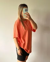Remerón oversize de manga corta, color coral, confeccionado en algodón.