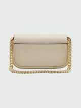 Cartera de hombro Marc Jacobs modelo The Mini Shoulder Bag, color crema, con correa ancha de tela con logo estampado, cadena dorada decorativa y cierre con broche metálico dorado.