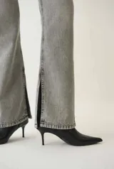 Jean de denim recto, color gris lavado, con pretina con trabillas y bolsillos delanteros y traseros.