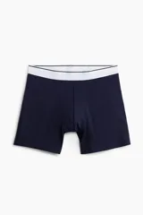 Pack de tres calzoncillos tipo trunk en punto elástico de algodón, color gris, blanco y azul marino, con cintura elástica blanca con una fina línea negra. Confeccionados con la tecnología Lycra® Xtra Life™.