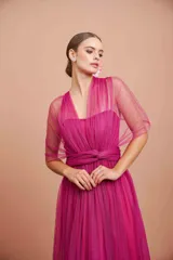 Vestido largo color fucsia de micro tul, strapless y multi posición.