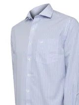 Camisa de vestir a rayas verticales celestes y blancas, de corte regular, con cuello italiano, manga larga y bolsillo en el pecho con logo bordado.