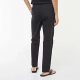 Pantalón negro de corte recto con cintura elástica.