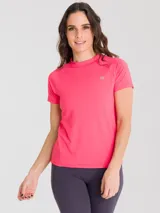 Remera deportiva manga corta color fucsia con cuello alto y logo estampado en el pecho.