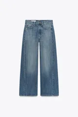 Pantalón de jean azul de corte wide leg, tiro alto, largo hasta el tobillo y cinco bolsillos.