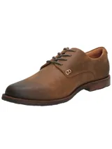 Zapato de vestir acordonado color marrón, de cuero engrasado, con suela de goma y taco bajo.