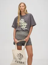 Remera oversize color marrón con estampa de concha marina en blanco y negro.