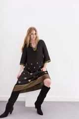 Vestido largo negro de viscosa con bordados de corazones en el cuerpo y ruedo con jacquard de lurex.