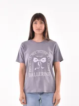 Remera blanca de algodón con estampado de limones y texto en azul.