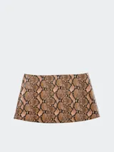 Minifalda con estampado de piel de serpiente y hebilla con pedrería.